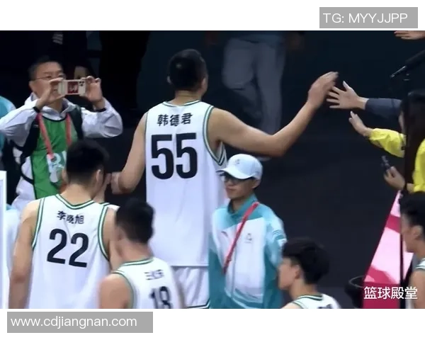 四川胜辽宁!周琦与二哥叙旧,韩德君高兴谢幕,四川全队合影留念 四川胜辽宁!周琦与二哥叙旧,韩德君高兴谢幕,四川全队合影留念